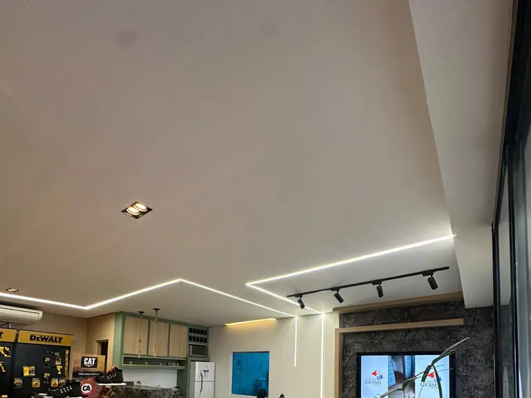 Forro rebaixado com iluminação de LED no showroom da Evolução Gesso